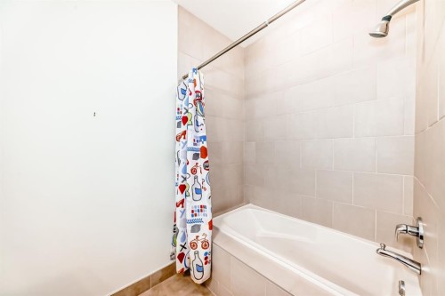 2134 30 Avenue Sw, Calgary, AB - Indoor Photo Showing Bathroom