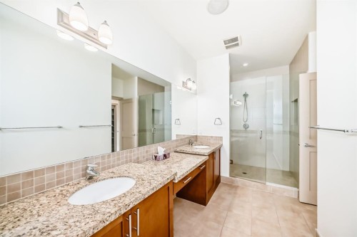 2134 30 Avenue Sw, Calgary, AB - Indoor Photo Showing Bathroom