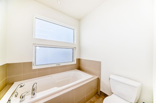 2134 30 Avenue Sw, Calgary, AB - Indoor Photo Showing Bathroom