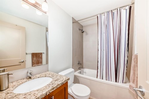 2134 30 Avenue Sw, Calgary, AB - Indoor Photo Showing Bathroom