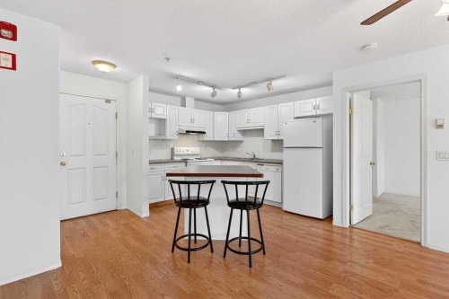 210-165 Manora Place Ne, Calgary, AB - Indoor Photo Showing Kitchen
