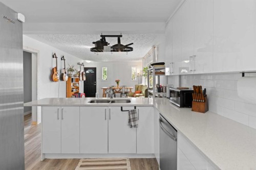 228 Lynnwood Drive Se, Calgary, AB - Indoor Photo Showing Kitchen With Double Sink