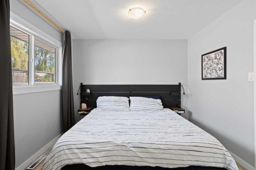 228 Lynnwood Drive Se, Calgary, AB - Indoor Photo Showing Bedroom