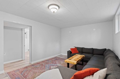 228 Lynnwood Drive Se, Calgary, AB - Indoor Photo Showing Living Room