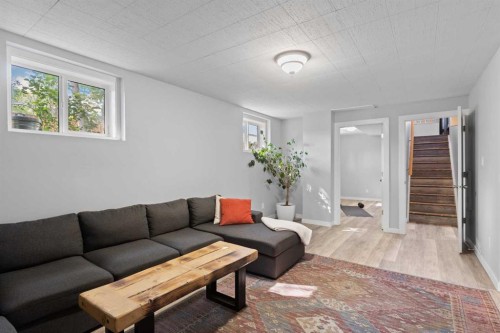 228 Lynnwood Drive Se, Calgary, AB - Indoor Photo Showing Living Room