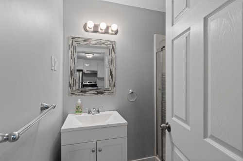 228 Lynnwood Drive Se, Calgary, AB - Indoor Photo Showing Bathroom