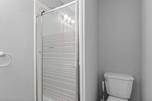 228 Lynnwood Drive Se, Calgary, AB - Indoor Photo Showing Bathroom