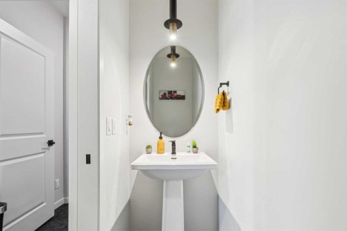 86 Creekside Way Sw, Calgary, AB - Indoor Photo Showing Bathroom