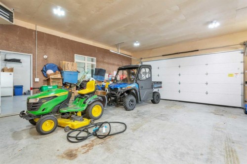 533 Birch Close, Birchcliff, AB - Indoor Photo Showing Garage