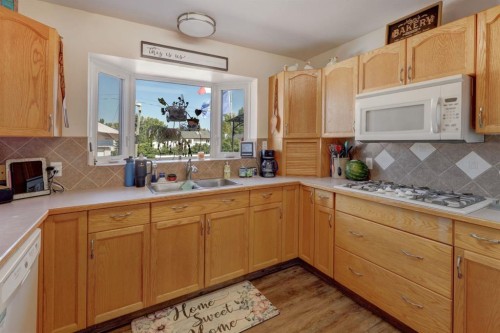 426 9 Street, Beiseker, AB - Indoor Photo Showing Kitchen With Double Sink