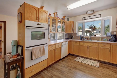 426 9 Street, Beiseker, AB - Indoor Photo Showing Kitchen With Double Sink