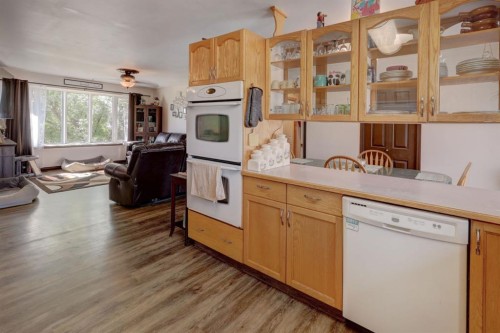 426 9 Street, Beiseker, AB - Indoor Photo Showing Kitchen