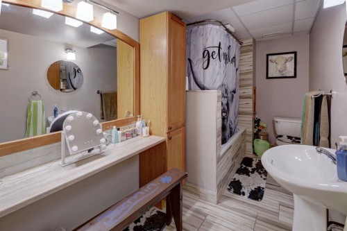 426 9 Street, Beiseker, AB - Indoor Photo Showing Bathroom