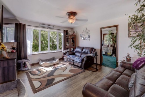 426 9 Street, Beiseker, AB - Indoor Photo Showing Living Room