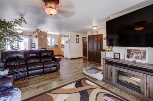 426 9 Street, Beiseker, AB - Indoor Photo Showing Living Room