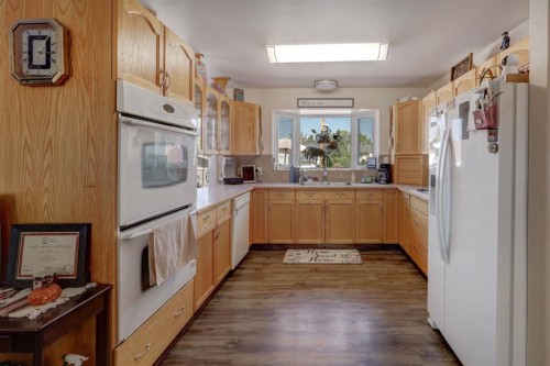 426 9 Street, Beiseker, AB - Indoor Photo Showing Kitchen With Double Sink