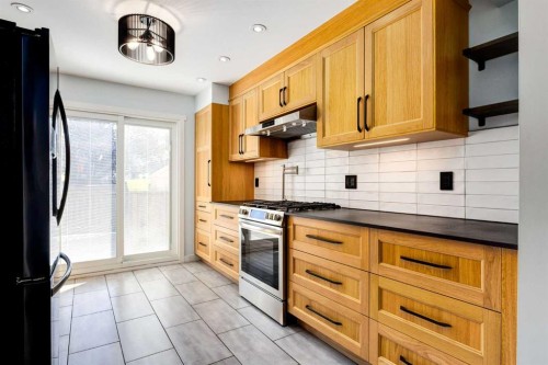 17 Sunvale Crescent Se, Calgary, AB - Indoor Photo Showing Kitchen