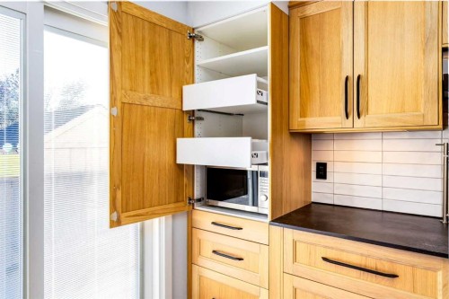 17 Sunvale Crescent Se, Calgary, AB - Indoor Photo Showing Kitchen