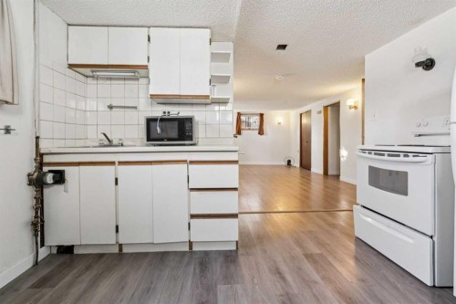 450 34 Avenue Nw, Calgary, AB - Indoor Photo Showing Kitchen