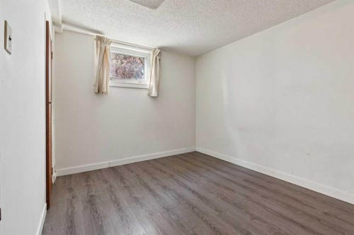 450 34 Avenue Nw, Calgary, AB - Indoor Photo Showing Other Room