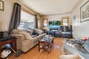 450 34 Avenue Nw, Calgary, AB  - Indoor Photo Showing Living Room 