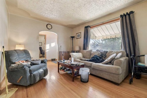 450 34 Avenue Nw, Calgary, AB - Indoor Photo Showing Living Room