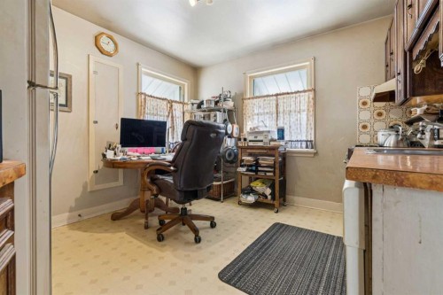 450 34 Avenue Nw, Calgary, AB - Indoor Photo Showing Other Room