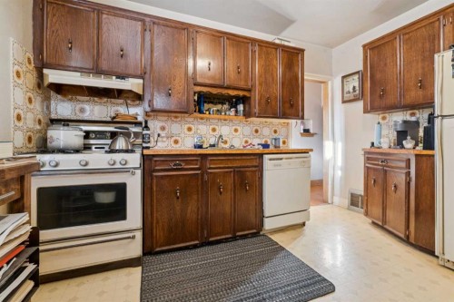450 34 Avenue Nw, Calgary, AB - Indoor Photo Showing Kitchen