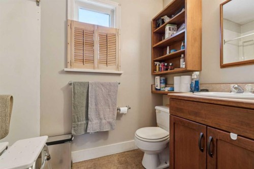 450 34 Avenue Nw, Calgary, AB - Indoor Photo Showing Bathroom