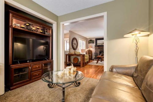 21 Midridge Green Se, Calgary, AB - Indoor Photo Showing Living Room