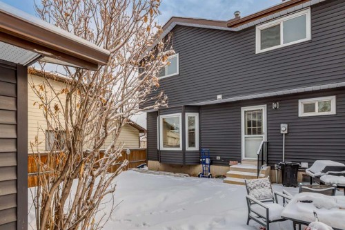 60 Bedford Circle Ne, Calgary, AB - Outdoor