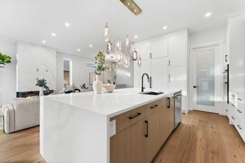 725 18 Avenue Nw, Calgary, AB - Indoor Photo Showing Kitchen With Upgraded Kitchen