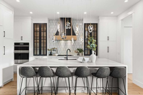 725 18 Avenue Nw, Calgary, AB - Indoor Photo Showing Kitchen With Upgraded Kitchen