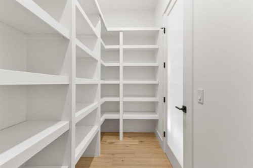 725 18 Avenue Nw, Calgary, AB - Indoor With Storage