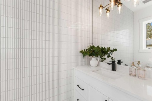 725 18 Avenue Nw, Calgary, AB - Indoor Photo Showing Bathroom