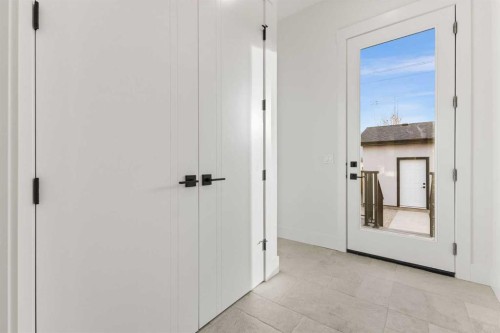 725 18 Avenue Nw, Calgary, AB - Indoor Photo Showing Other Room