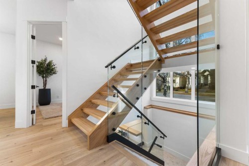 725 18 Avenue Nw, Calgary, AB - Indoor Photo Showing Other Room