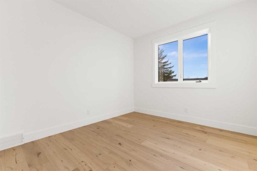 725 18 Avenue Nw, Calgary, AB - Indoor Photo Showing Other Room