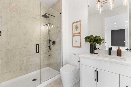 725 18 Avenue Nw, Calgary, AB - Indoor Photo Showing Bathroom