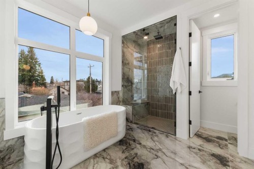 725 18 Avenue Nw, Calgary, AB - Indoor Photo Showing Bathroom