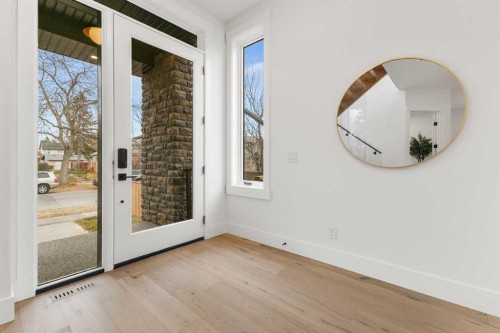 725 18 Avenue Nw, Calgary, AB - Indoor Photo Showing Other Room