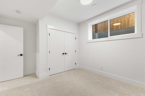 725 18 Avenue Nw, Calgary, AB - Indoor Photo Showing Other Room
