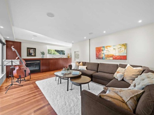 2716 Carleton Street Sw, Calgary, AB - Indoor Photo Showing Living Room