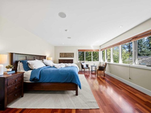 2716 Carleton Street Sw, Calgary, AB - Indoor Photo Showing Bedroom