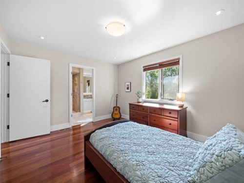 2716 Carleton Street Sw, Calgary, AB - Indoor Photo Showing Bedroom