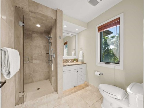 2716 Carleton Street Sw, Calgary, AB - Indoor Photo Showing Bathroom