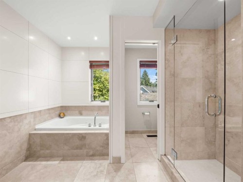 2716 Carleton Street Sw, Calgary, AB - Indoor Photo Showing Bathroom