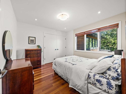 2716 Carleton Street Sw, Calgary, AB - Indoor Photo Showing Bedroom