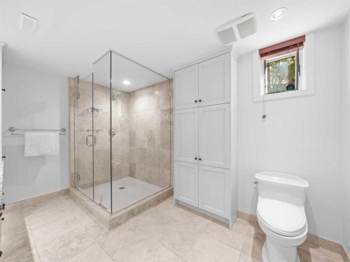 2716 Carleton Street Sw, Calgary, AB - Indoor Photo Showing Bathroom