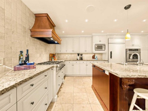 2716 Carleton Street Sw, Calgary, AB - Indoor Photo Showing Kitchen With Upgraded Kitchen